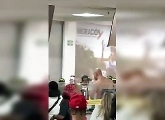 Un touriste américain détruit un bureau de migration à Cartagena et se fait expulser