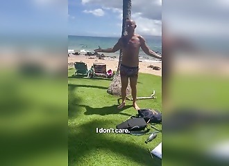 United States: This altercation on the beach takes a turn for the worse for this politician