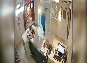  Hilarious: An employee locks up an armed robber in a pastry shop in Mexico  