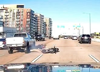 Motorcyclist completely misses overtaking, falls and is hit by a car