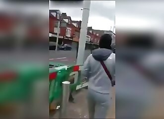 Un homme se fait poursuivre pour être tabasser en marge d'une manifestation anti-migrants