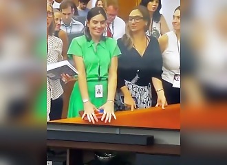 Elle a étranglé ses 3 enfants : ses copines sourient au procès comme si de rien n'était