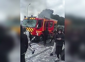 Marseille : ils encerclent un camion de pompiers, le pillent et l'incendient devant le lycée