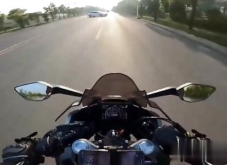 Motorcyclist collides with a driver who cuts him off, the motorist dares to bitch at him again!