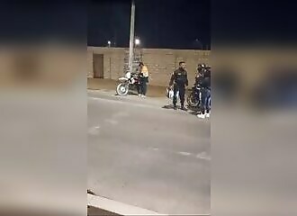 A policeman creates a tragic situation by stopping a motorcyclist with a helmet blow (Warning - shocking)