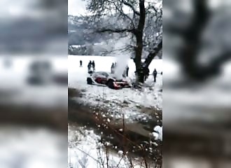 Toyota en miettes mais pilotes OK : le crash impressionnant de Pajari
