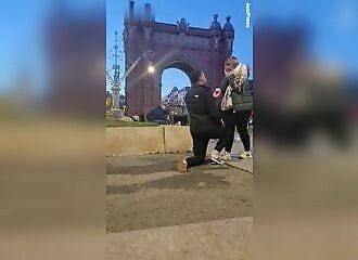 Attempted cell phone theft during a marriage proposal in Barcelona