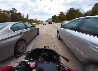Un instagrammeur manque de peu de tomber sur le bitume alors qu'il roule à 170km/h en moto