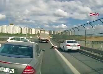 woman hit while trying to save a kitten on a Turkish freeway