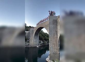 France : ce saut collectif impressionnant depuis un pont historique