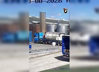 This tank is suddenly warping, but no one seems to notice