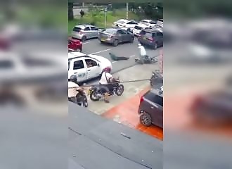 Il arrache un téléphone en moto, un témoin le percute et le fait voler au sol