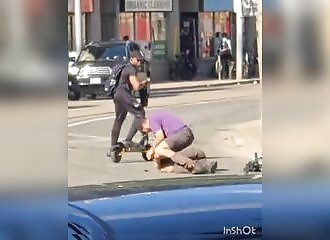 Il fracasse un homme qui veut lui voler son vélo, un passant tente de calmer le jeux, le voleur lui prend sa trottinette