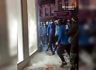 Ils s'acharnent sur la vitrine Louis Vuitton, le verre blindé chinois ne cède pas d'un pouce