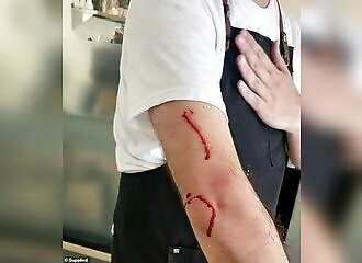 Un propriétaire de café se fait bastonner par un client mécontent
