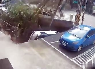 Giant hole swallows car in Taiwan