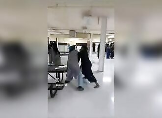 Des nanas se crêpent le chignon dans un magasin de vêtements islamiques 