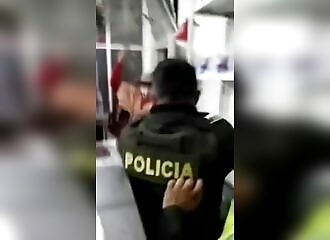 Colombian policemen attacked by machete-wielding man