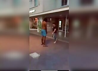 Pourtant prévenu, il s'attaque à un plus petit que lui expert en MMA