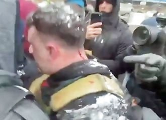 Violent clashes in the US: pardoned activist Jake Lang attacked