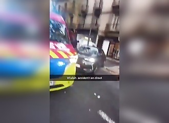 Le fourgon de secours en grève percute une voiture et ça fait rire tout le monde sauf la victime