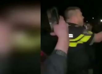 Ils réclament son numéro de badge, il leur répond au spray au poivre