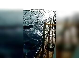 L'équipage d'un bateau se prépare à être attaqué par des pirates