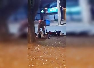 A highly motivated policeman beats a runaway with a tonfa gun
