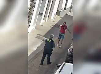 Homme armé d'un couteau menace plusieurs agents de la Garde Civile (Espagne)