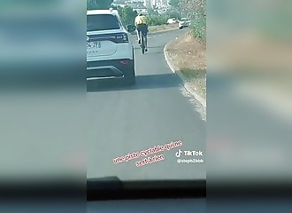A bike path that's there but ignored: a driver films his frustration