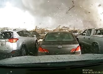 Une tornade fait disparaitre une entreprise sur son passage