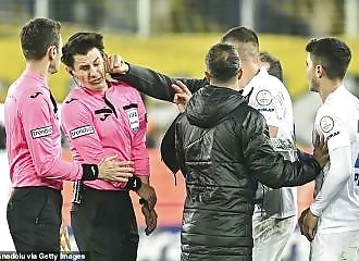 A referee is violently assaulted during a match in Turkey