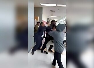 Fight between students and teacher filmed in a Georgia high school