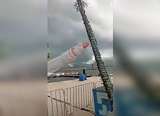 Giant Christmas tree collapses in Rio de Janeiro: one dead, two injured