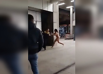 Une femme nue se jettent sur les passants pour les agresser