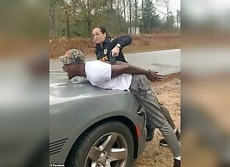 Policewoman tases a suspect just to shut him up