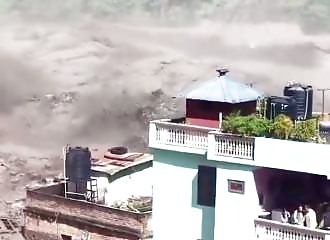 Une coulée de boue rase tout dans l'Himalaya : ils sont piégés sur le balcon de la seule maison encore debout