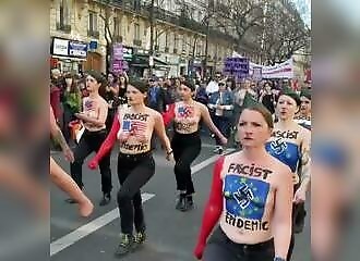 Des militantes FEMEN manifestent seins nus contre le fascisme à Paris