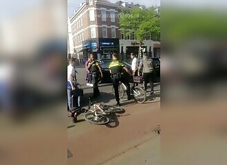 The impressive arrival of a cop calms everyone down during a fight