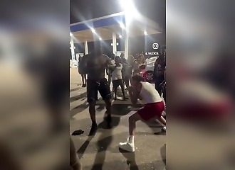 United States: This Pro Boxer Knocks Out an Opponent Much Larger Than Himself