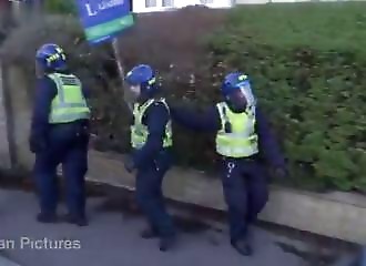 Poubelles et projectiles sur la police : les émeutes de Southampton filmées en direct