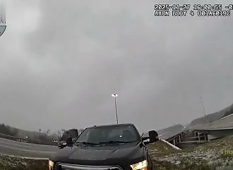 Spectacular double accident on an icy bridge in the United States