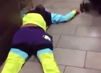 Il se fait endormir pour avoir un peu trop regarder la copine d'un autre