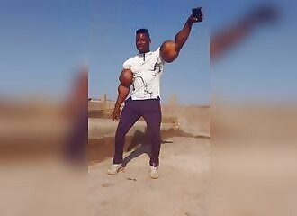 Ce Tiktokeur est fier d'exhiber ses bras énormes !