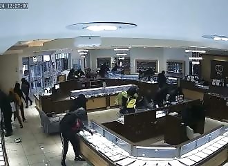 20 criminals join forces for a frightening robbery in the U.S 