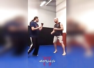 Il annonce qu'il peut battre n'importe quel combattant MMA, ça tourne mal