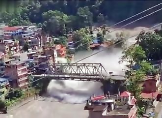 Népal : la vidéo hallucinante du torrent de boue qui a englouti des villages entiers