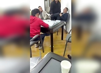 After their mahjong cheating was discovered, the confrontation is tense