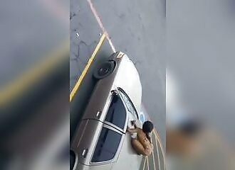 Elle tente d'empêcher un homme de partir, mais il est plus déterminé que jamais