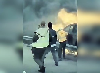 Every second counts: a person rescued at the last minute from a burning car